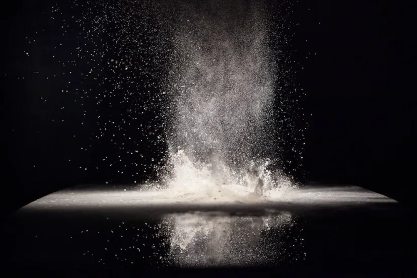 het losse meel ligt op de zwarte achtergrond 1304 3388