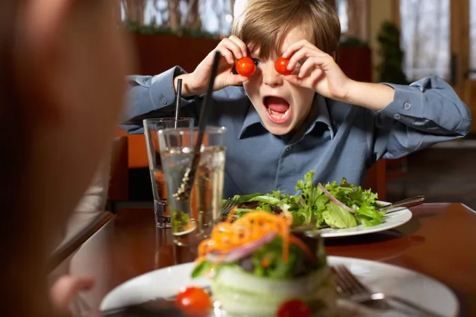 kinderen uit eten uiteten restaurant drama 690x460