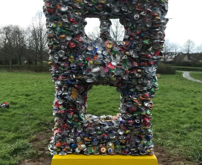 kunstwerk van zwerfafval