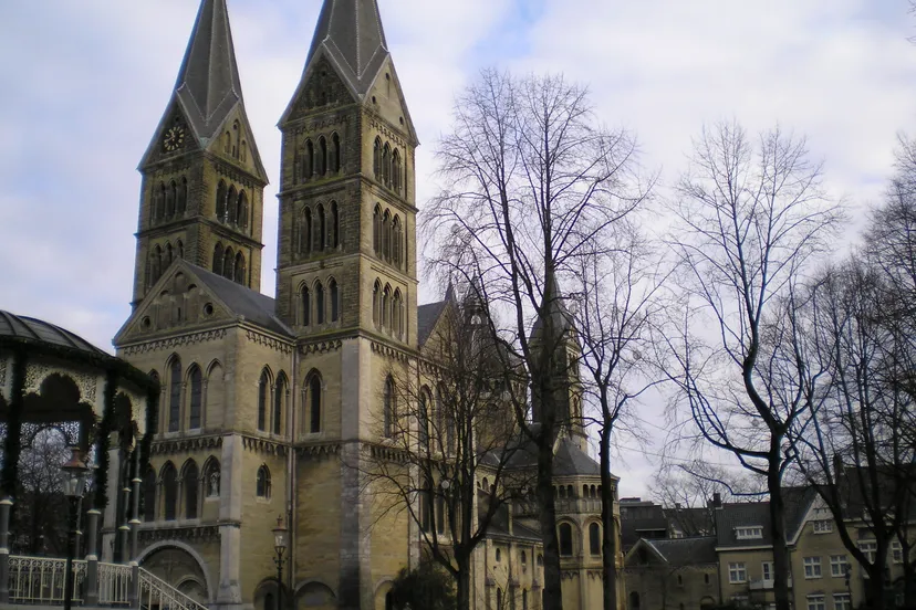 munsterkerk munsterplein roermond nederland 01