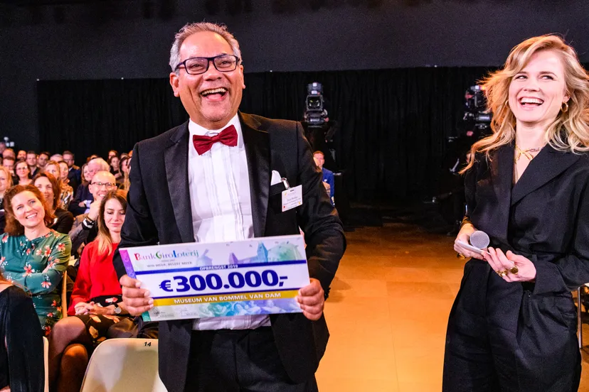 paulo martina neemt cheque in ontvangst voor museum van bommel van dam