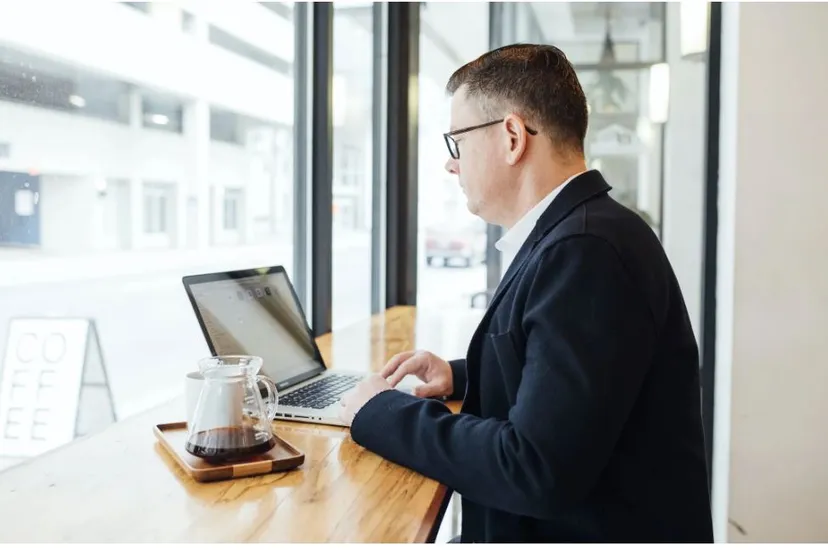 pexrels man met laptop