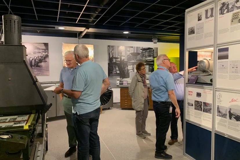 rondleiders leiden de bezoekers graag rond in het ocei museum foto jolijn brouwers