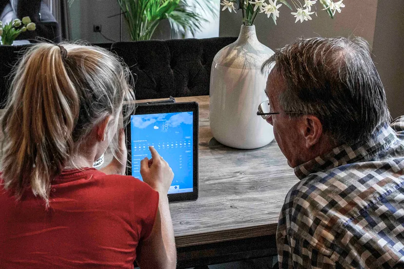 wacht niet op water help anderen