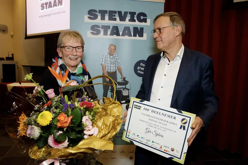 wethouder frans schatorje feliciteert 500ste deelnemer ger sijbens 1