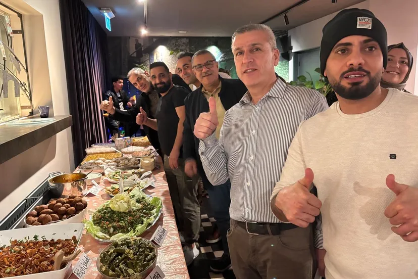 het zelfgemaakte eten presenteren