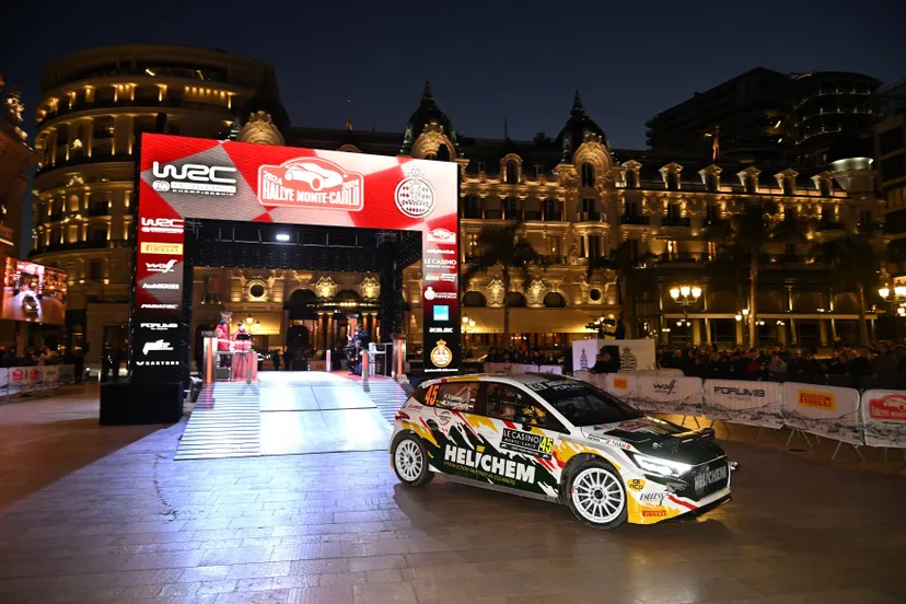 helichem rally team de start van de rallye monte carlo vindt traditiegetrouw plaats op het place du casino 250115