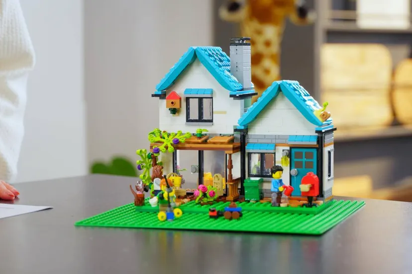 explainer xl00 00 39 03still001