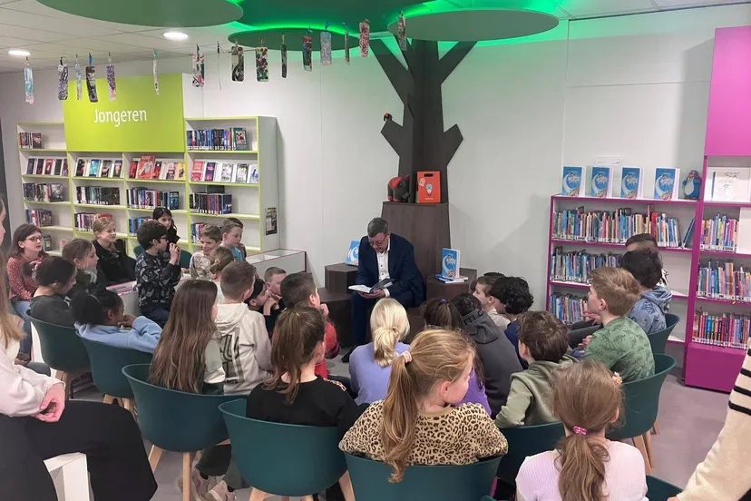wethouder schatorje leest voor uit superjuffie aan groep 5 van basisschool de passepartout