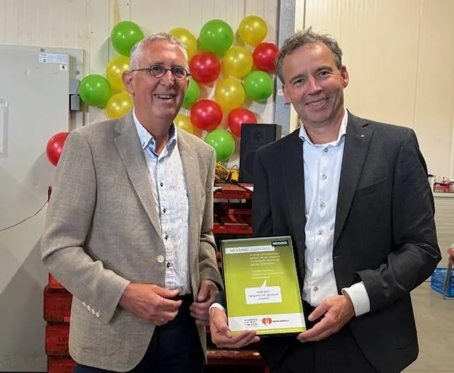 gert mulder foto links en frank hessing met oorkonde