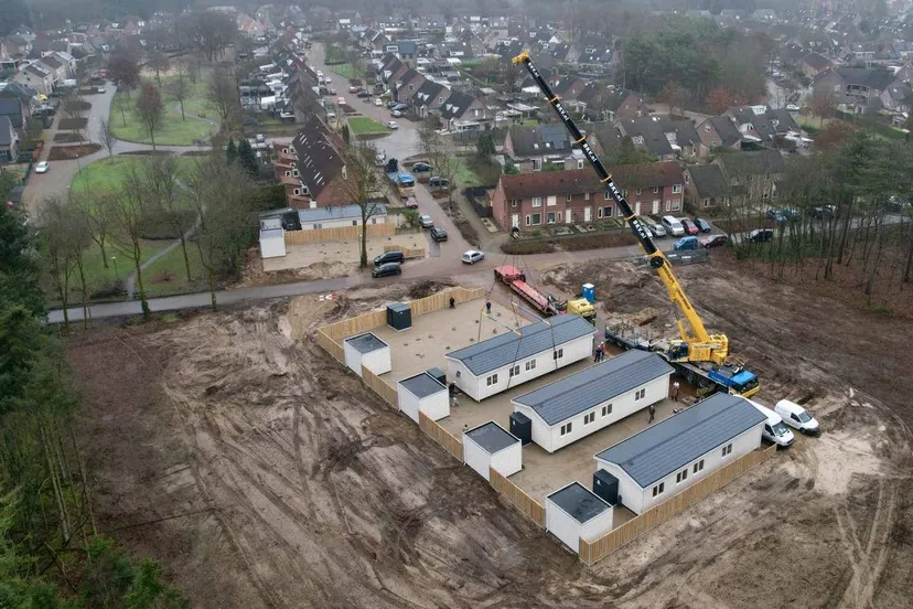 20240120 Plaatsing woonwagens Mergen te Mill - 1