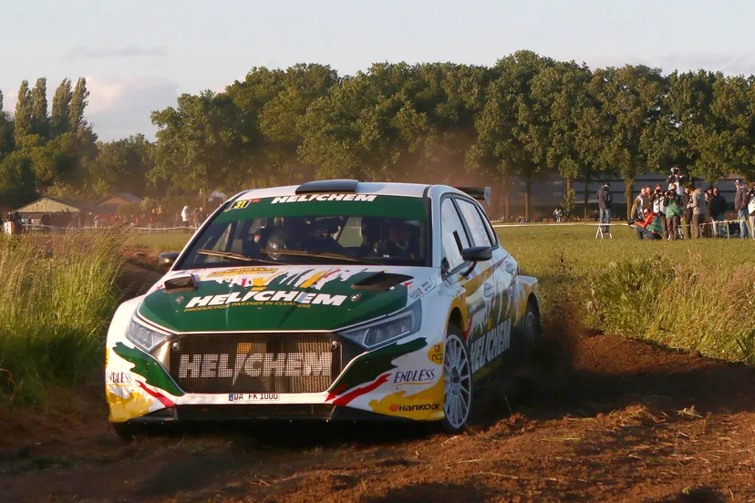 HELICHEM Rally Team_Henk Vossen en Saskia Bleijenberg komen met de HELICHEM Hyundai naar de Berkelland Rally_251205 (1)
