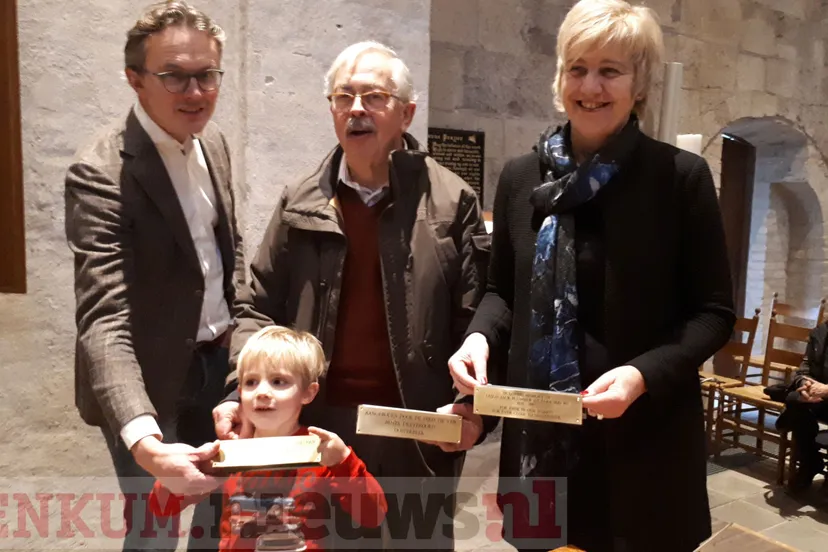 05 12 bankjes oude kerk 6