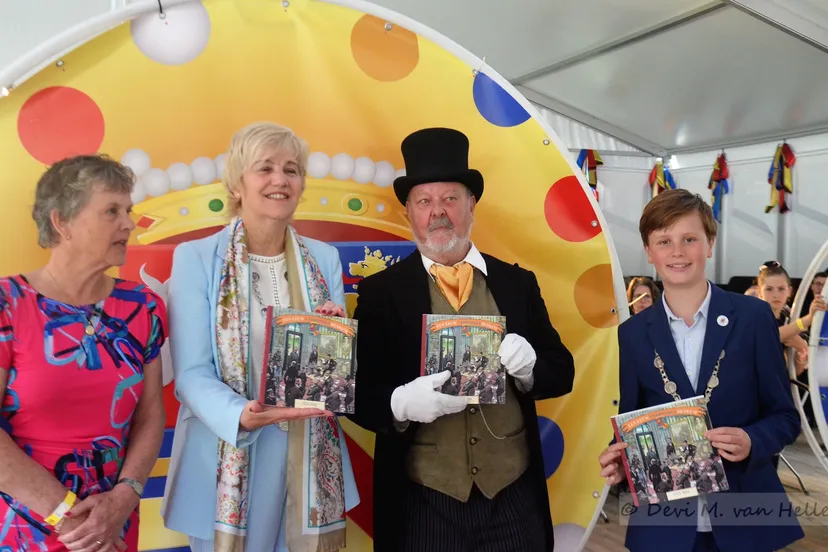 07 05 23 uitreiking boek een eeuw verbonden renkum dm van hellesem 5