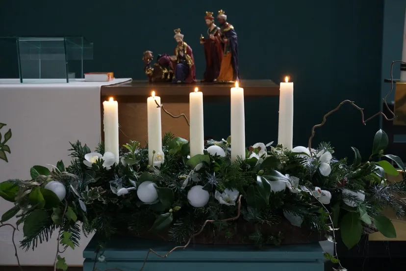 20201225 kerstmorgen schikking 5 kaarsen