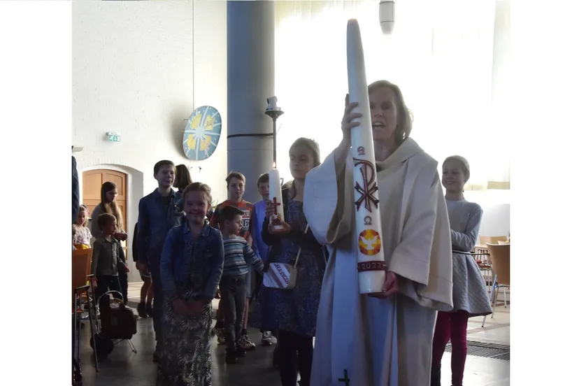 binnenbrengen nieuwe paaskaars