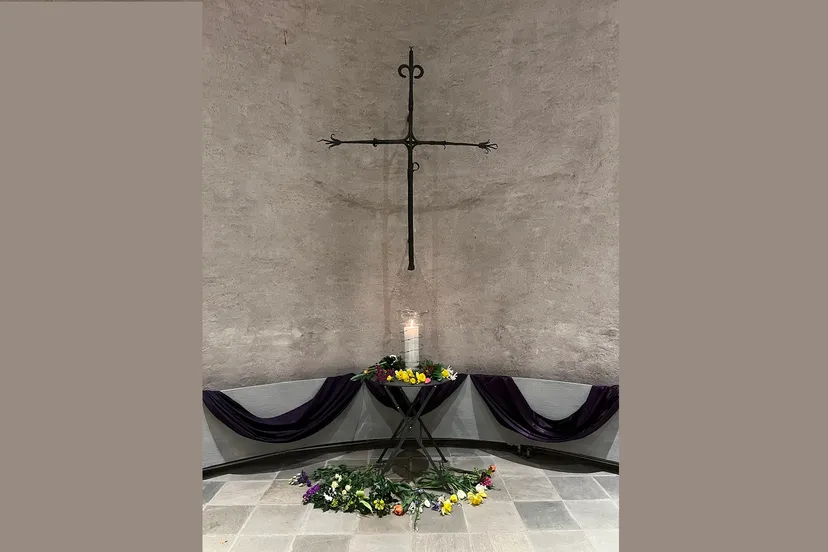 bloemen rond de kaars en eht kruis in de oude kerk