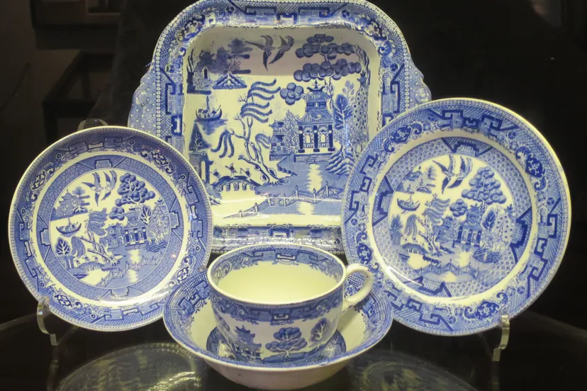 blue willow china c late 1800s lahaina heritage museum wmpearl wikimedia