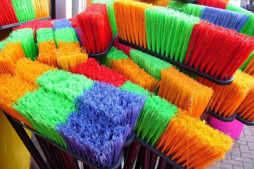 brooms 57256 960 720