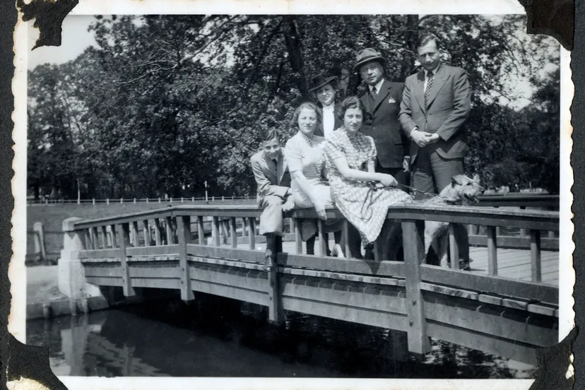 familie wolff bij een bruggetje in sonsbeek laatste foto met zn allen 1940 privverzameling max wolff