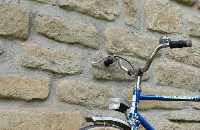 fiets tegen muur