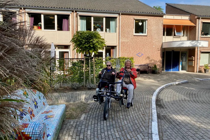 foto duo fiets bewoner en vrijwilligster 2