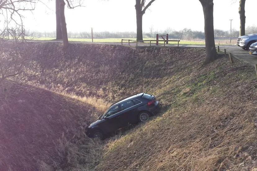gracht auto kasteel doorwerth