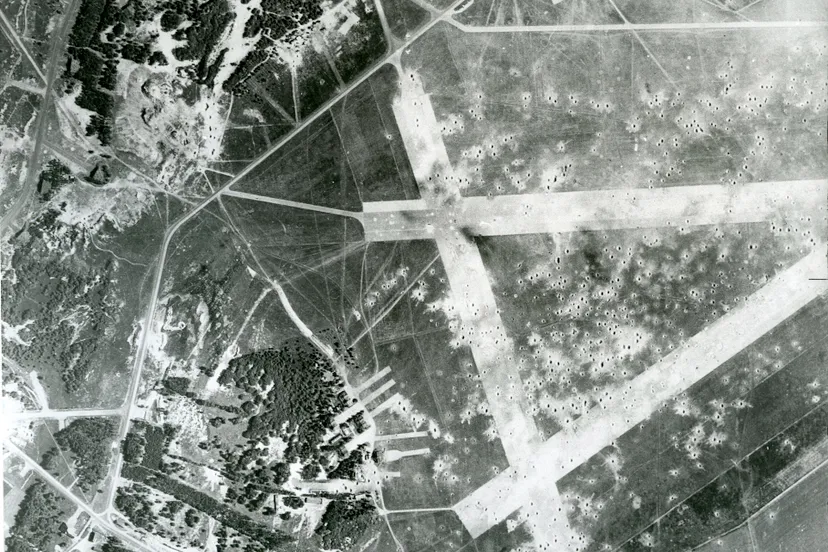 luchtfoto beschadigd deelen 6 september 1944 nimh