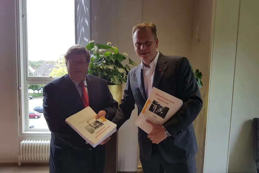 overhandiging handtekeningen 2