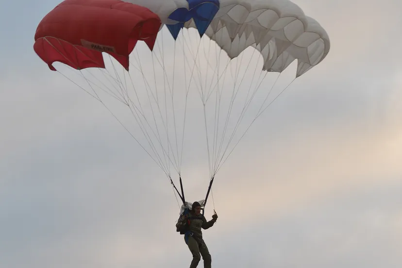 para dropping carel derwig