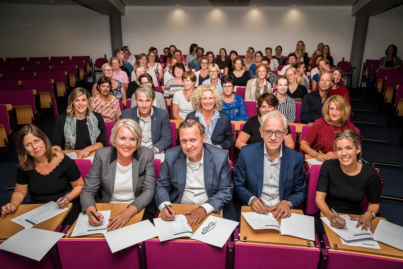 studenten popelen om te beginnen tijdens de ondertekening van de samenwerkingsovereenkomst