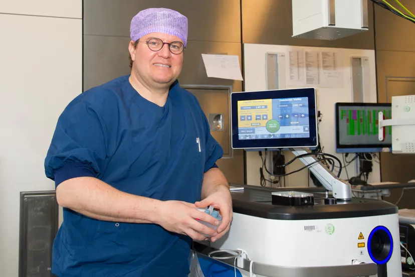uroloog michael kortleve bij het laserapparaat
