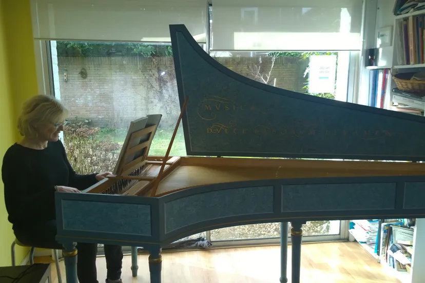 veltkamp bespeelt het aangeschafte klavecimbel