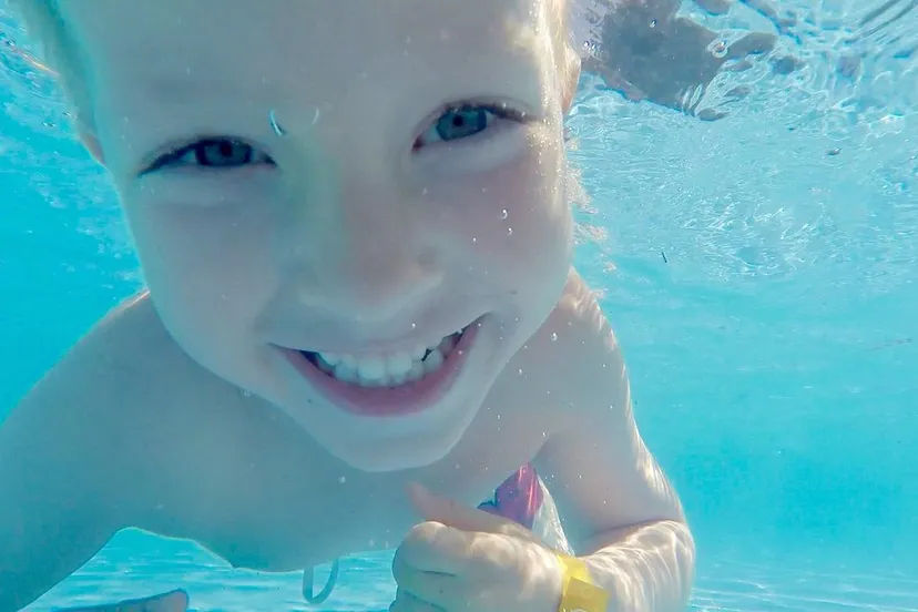 zwemmen kind fredde backman pixabay