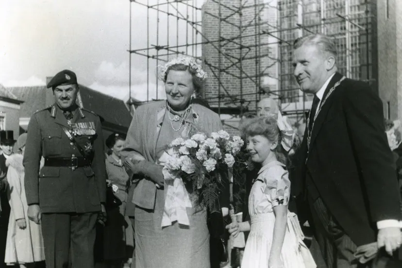 generaal majoor urquhart hm koningin juliana en burgemeester matser 1953