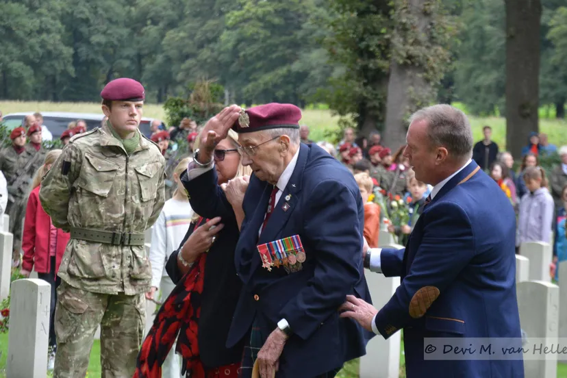 21-09-25 Airborne Begraafplaats top