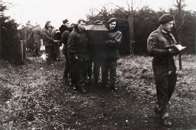 Father Daniel McGowan (rechts) leidt een begrafenisdienst in krijgsgevangenenkamp Dulag Luft. Gelders Archief 2867 289.