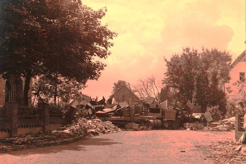 GA 4302-1-0051 cropped Barricade vTvdKweg 1945