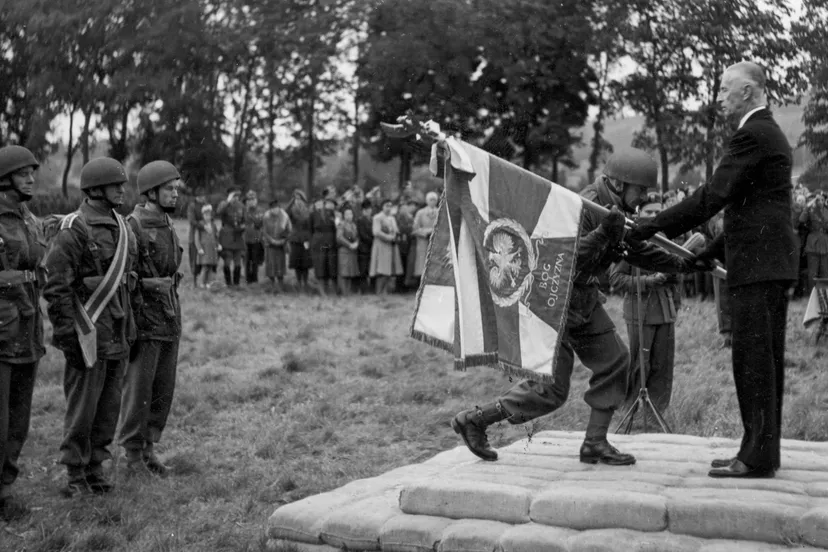 Stanislaw-Sosabowski-ontvangt-het-vaandel-uit-handen-van-president-Raczkiewicz-juni-1944.