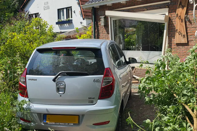 09-07 Renkum auto in woning