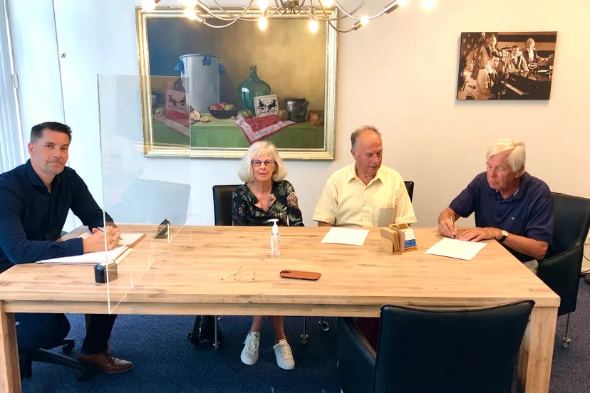 200803 foto tekenen 1 met notaris