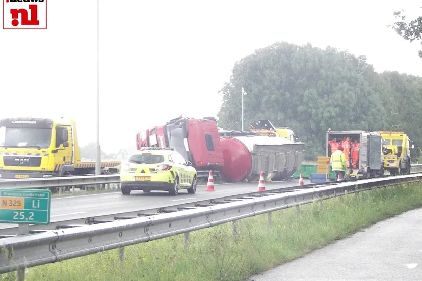 2015 08 25 gekantelde tankwagen op de pleijroute 001