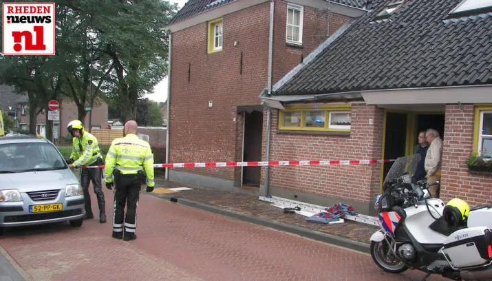 2015 09 03 man valt van dak in rheden 000