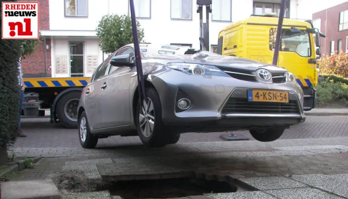 20150901parkstraat auto in sinkhole 0001