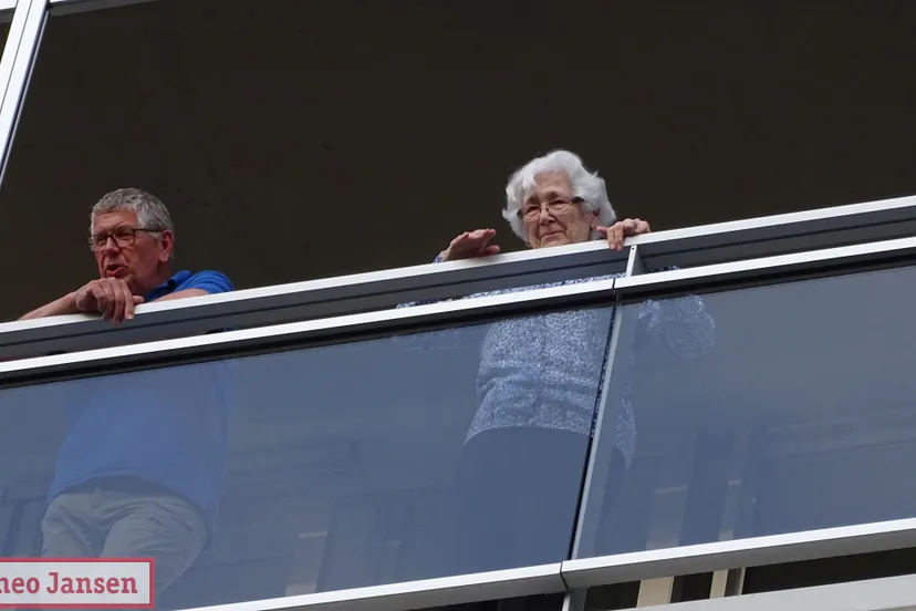 2020 05 08 korte wal velp bezoek familie 90 jarige oma nes 4