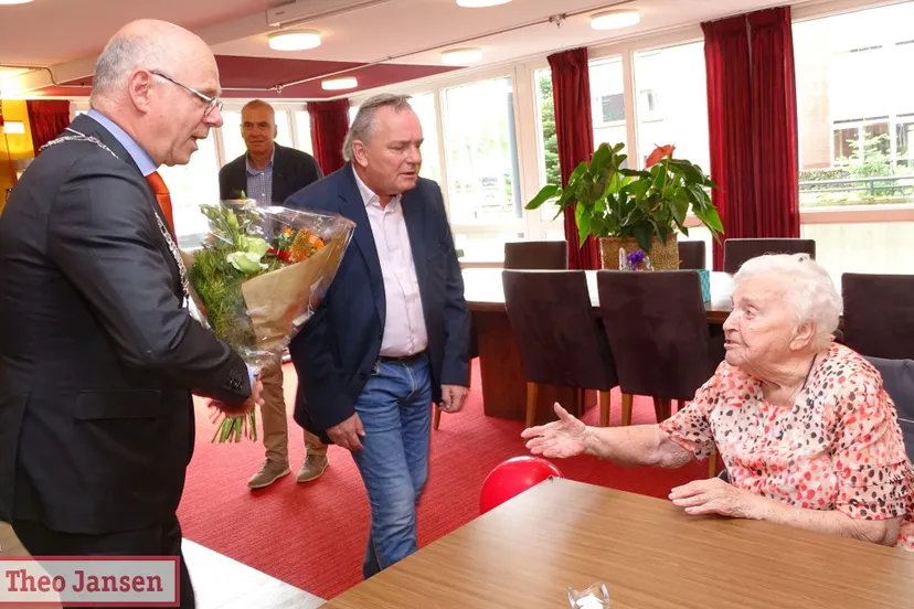 2020 07 10 verjaardag 100 jarige mevrouw frequin burgers 1