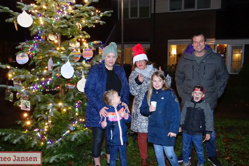 2020 12 07 gasthuisbouwing rheden plaatsen kerstboom met de buurt 1