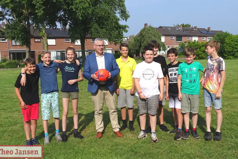 2021 06 09 wethouder budel in gesprek met kinderen over buitenspelen 0