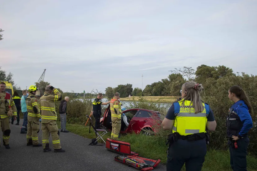 2021 08 14 vrouw door brandweer uit auto gehaald in velperwaarden 1
