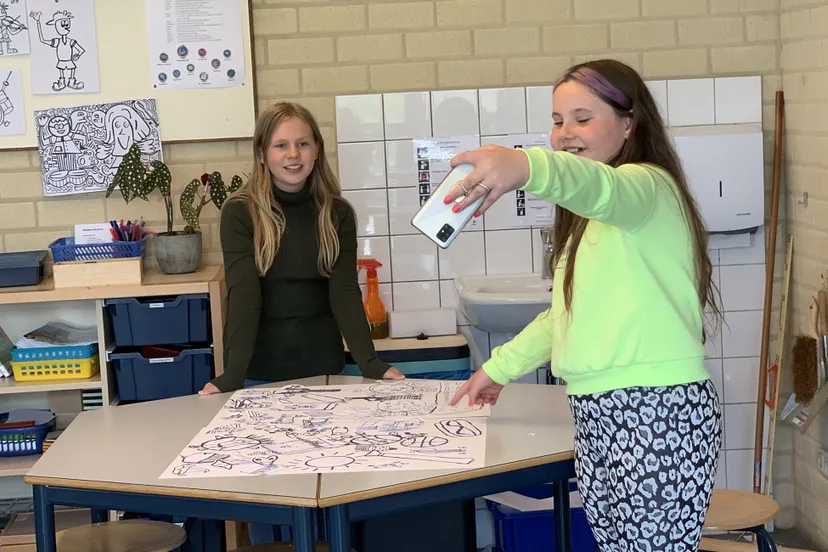 20210517 luna vink en frederique kroon maken vlog over doodlen leerrijk voor sjors